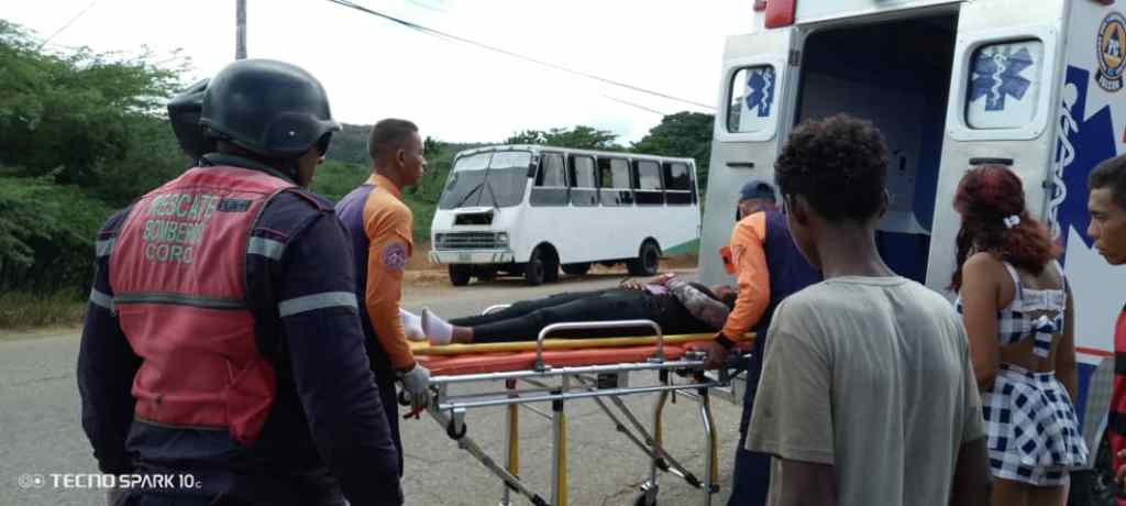 Pasajera queda lesionada al caer de una buseta en Caujarao